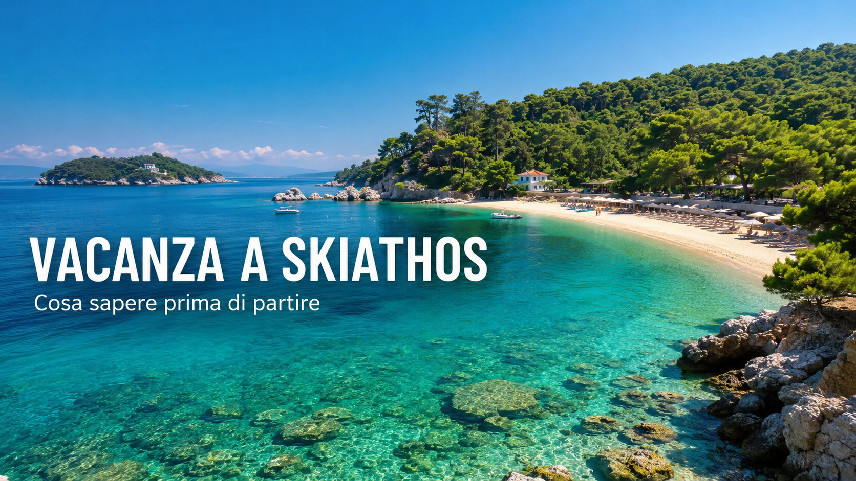 Panorama di Skiathos con mare turchese, spiaggia dorata e pineta sulla costa