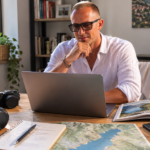 Quando i progetti iniziano a parlarsi tra loro Scrivania con strumenti di lavoro, viaggio e territorio che rappresentano diversi progetti digitali