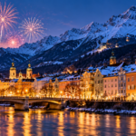Innsbruck innevata a Capodanno con fuochi d’artificio, centro storico illuminato e montagne della Nordkette
